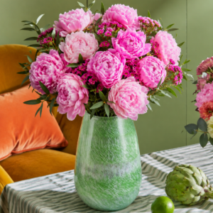 Bouquet de pivoines roses en vase vert marbré – 10x Pivoine 13