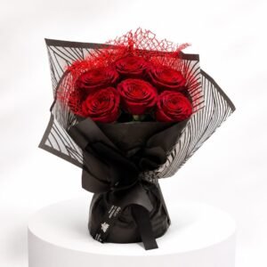 Bouquet de roses Rouge emballé dans un papier noir et noir rayée 38