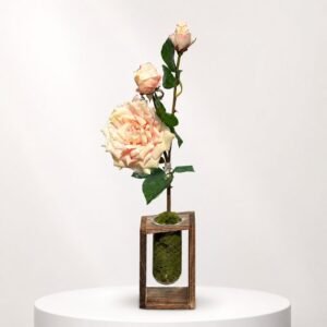 Composition florale avec roses dans support en bois et tube en verre 39