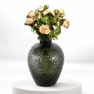Vase fumé texturé avec roses pêche 43