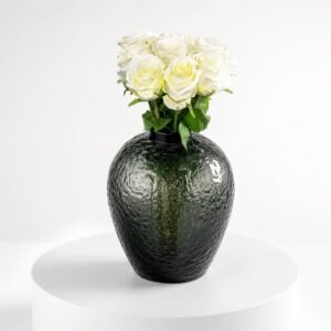 Vase fumé texturé avec roses blanches 42