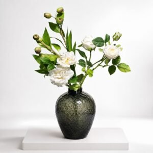 Vase fumé texturé avec roses blanches et feuillage vert 40