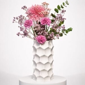 Vase blanc sculptural avec bouquet rose 39
