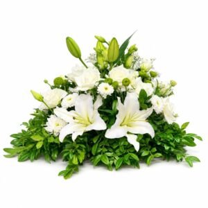 Composition florale blanche avec feuillage vert 41