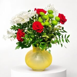 Composition florale en vase avec roses rouges et chrysanthèmes 43