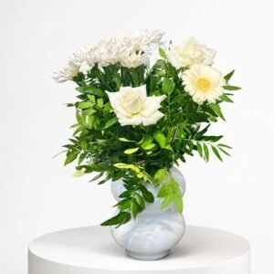 Composition florale en vase avec roses blanches et fleurs blanches 42