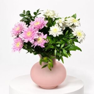 Composition florale en vase avec fleurs roses et blanches 41