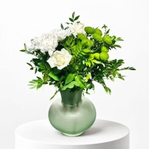 Composition florale en vase avec roses blanches et chrysanthèmes verts 38