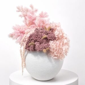 Composition florale décorative rose en vase blanc texturé 23