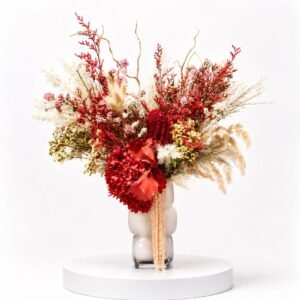 Composition florale séchée rouge, rose et crème en vase blanc sculptural 21