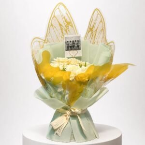 Bouquet de fleurs crème avec photo souvenir et emballage vert pastel et doré 42