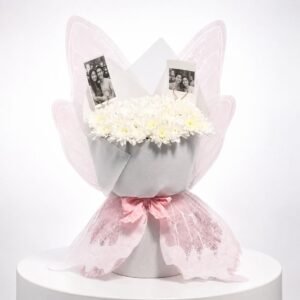 Bouquet de fleurs blanches avec photos souvenir et décor rose 41
