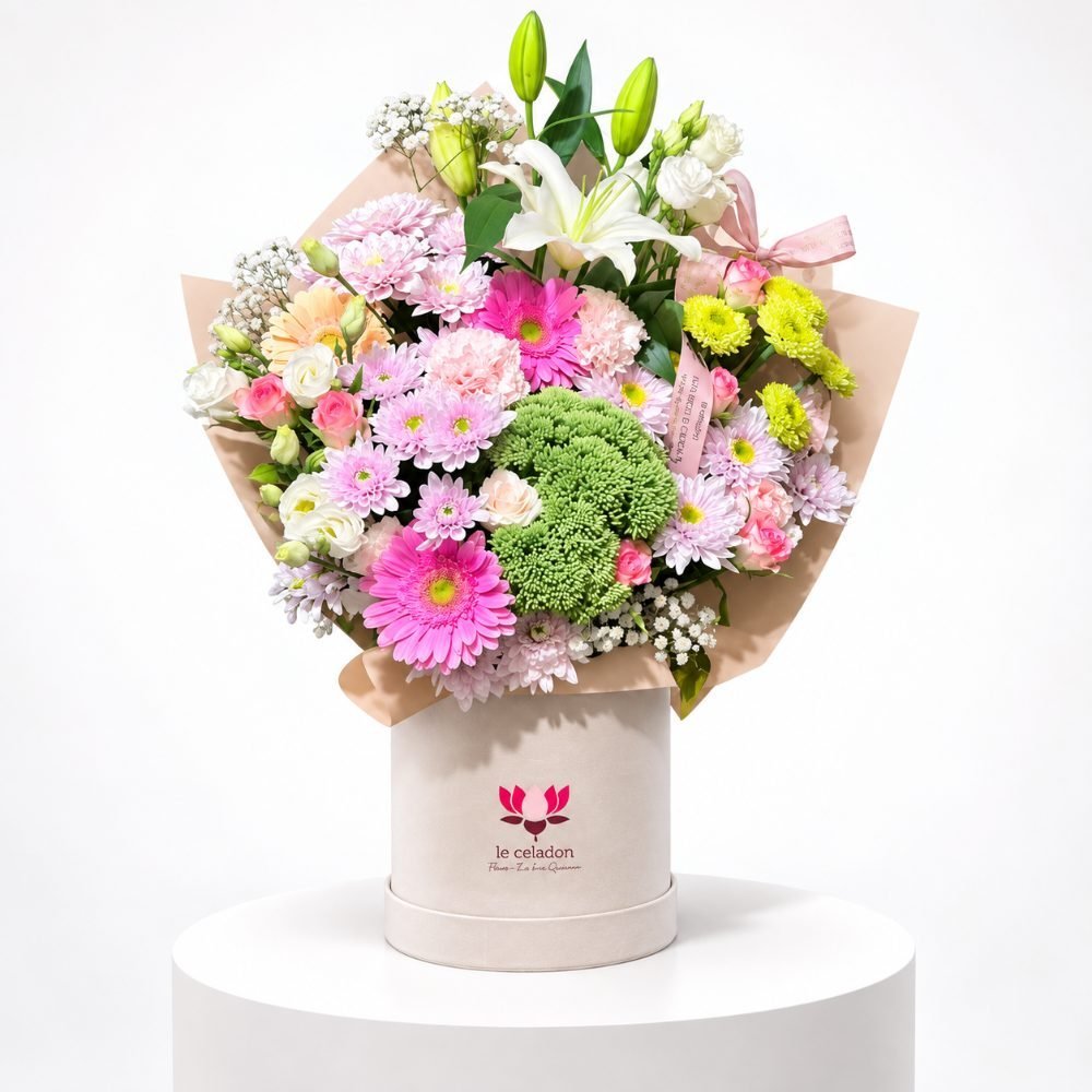 Bouquets modernes et raffinés : les incontournables du moment 1 Le Céladon Bouquet floral varié en boîte