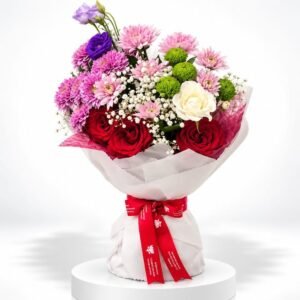 Contrastes Passion – Bouquet de roses rouges et fleurs roses 39