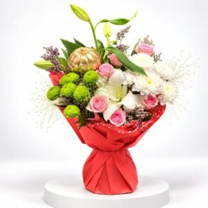Bouquet Reflets d'Or aux roses roses, lys et fleurs blanches 39